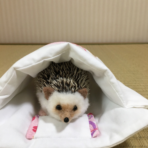 ハリネズミの布団「おふとんねる」ちりめん桃色 寝袋 寝床