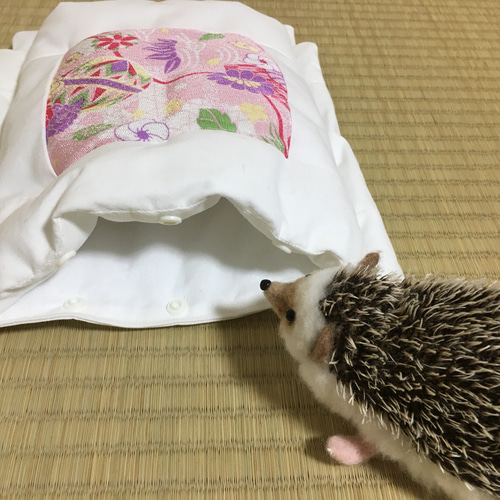 ハリネズミの布団「おふとんねる」ちりめん桃色 寝袋 寝床 ゲージ