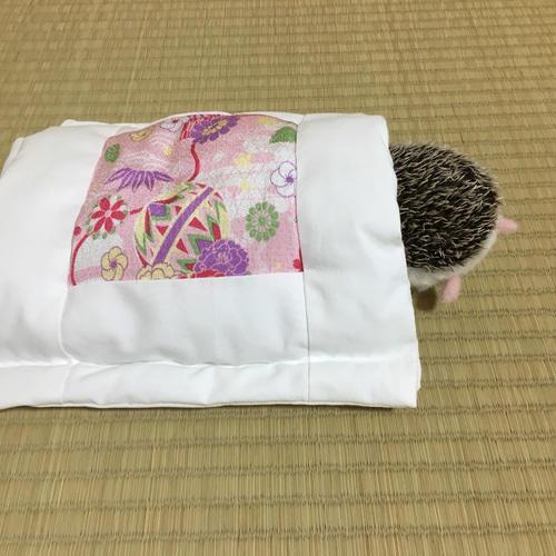 ハリネズミの布団「おふとんねる」ちりめん桃色 寝袋 寝床 ゲージ
