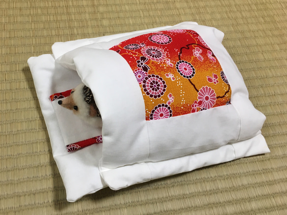 ハリネズミの布団「おふとんねる」ちりめん赤花 寝袋 寝床 ケージ