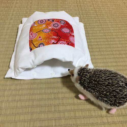ハリネズミの布団「おふとんねる」ちりめん赤花 寝袋 寝床 ケージ