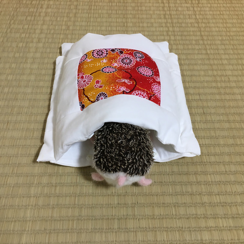 ハリネズミの布団「おふとんねる」ちりめん赤花 寝袋 寝床
