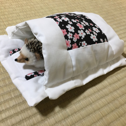 ハリネズミの布団 「おふとんねる」赤 桜 和柄 寝袋 ペットと暮らす