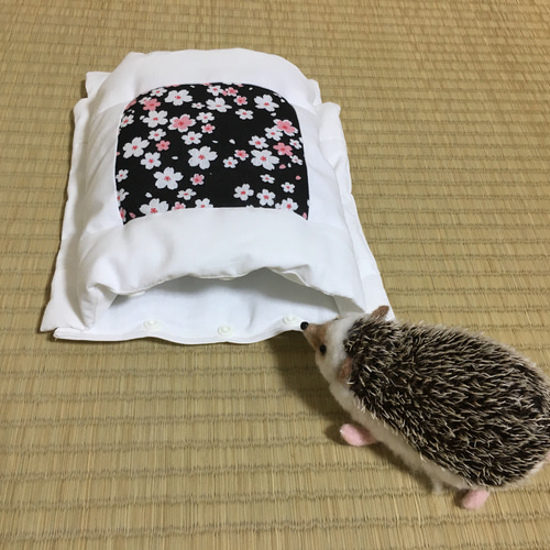ハリネズミの布団「おふとんねる」黒 桜 寝袋 寝床 ケージ ベッド