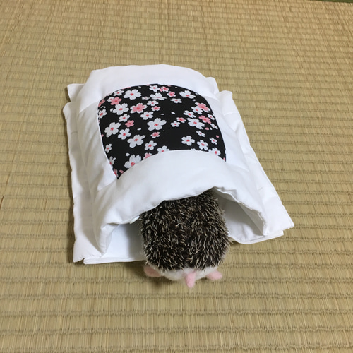 ハリネズミの布団「おふとんねる」黒 桜 寝袋 寝床 ケージ