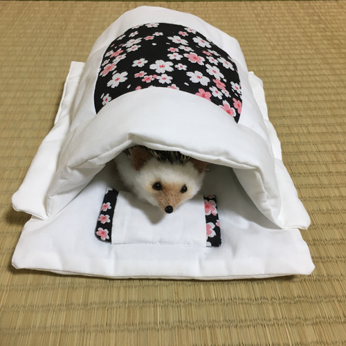 ハリネズミの布団「おふとんねる」黒 桜 寝袋 寝床 ケージ ベッド