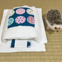 ハリネズミの布団「おふとんねる」黒 桜 寝袋 寝床 ケージ