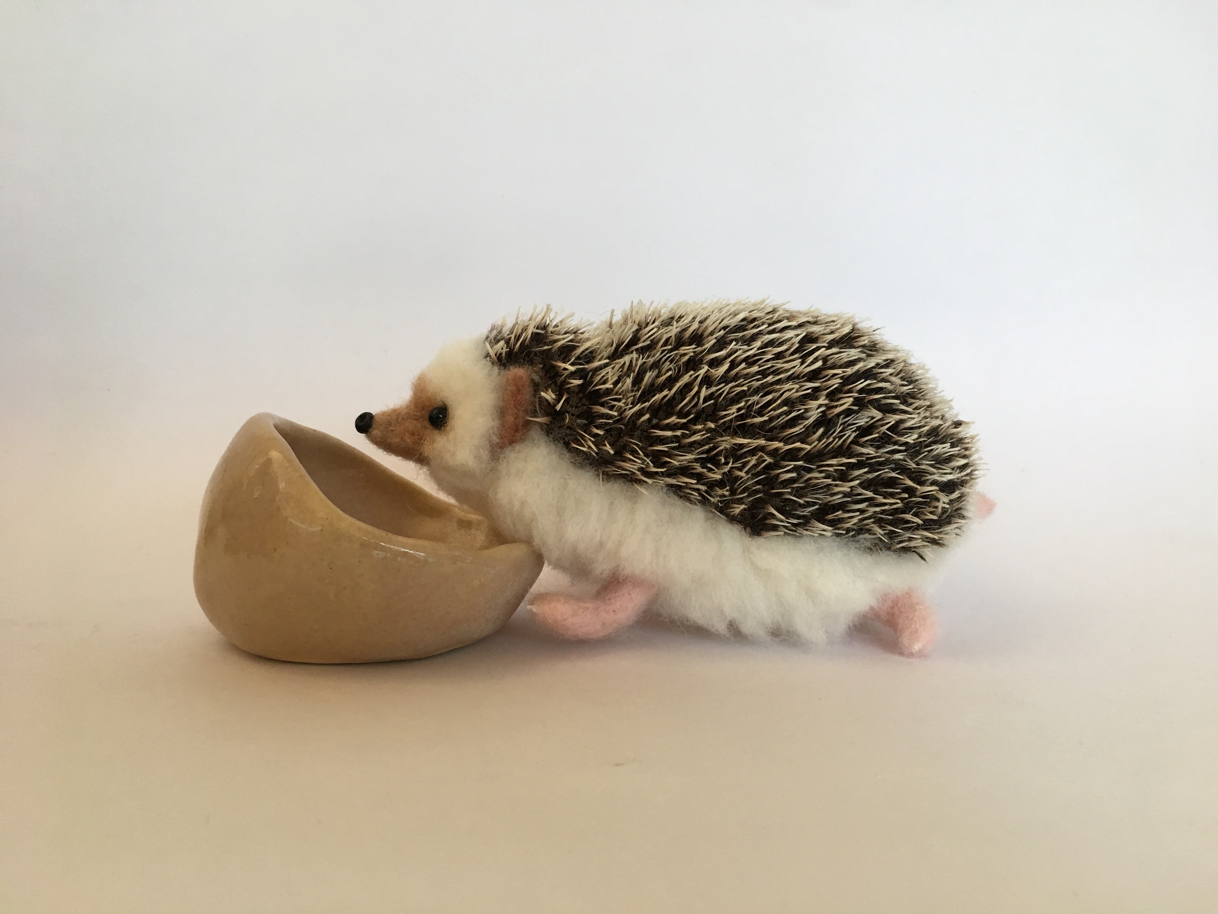 ハリネズミの餌入れ ベージュ 再販なし おもちゃ・ペット小物
