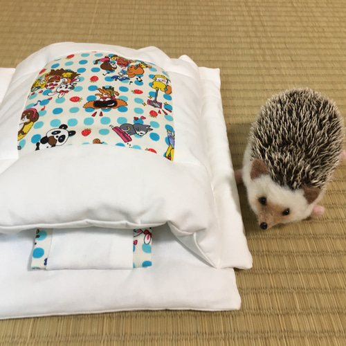 ハリネズミ寝袋  クッション ハリネズミの布団 「おふとんねる」赤 桜 和柄 寝袋 ペットと