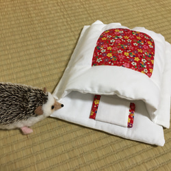 ハリネズミの布団　「おふとんねる」赤　桜　和柄　寝袋　ペットと暮らす 1枚目の画像
