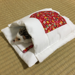 ハリネズミの布団　「おふとんねる」赤　桜　和柄　寝袋　ペットと暮らす 2枚目の画像