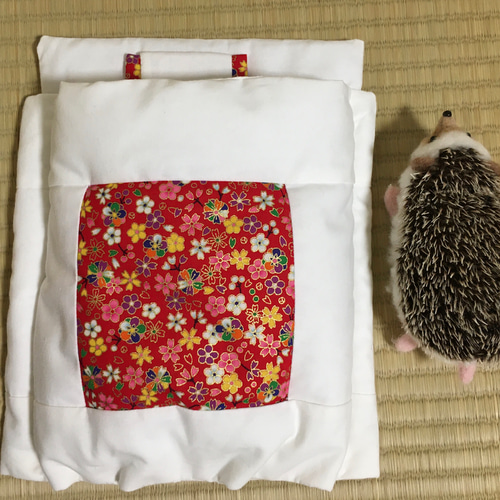 ハリネズミの布団 「おふとんねる」赤 桜 和柄 寝袋 ペットと