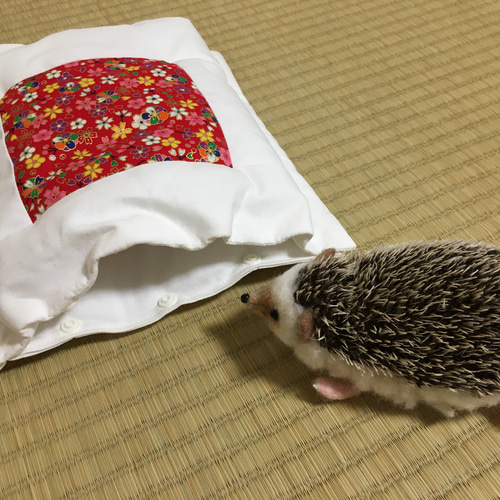 ハリネズミの布団 「おふとんねる」赤 桜 和柄 寝袋 ペットと