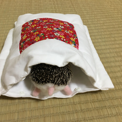 ハリネズミの布団　「おふとんねる」赤　桜　和柄　寝袋　ペットと暮らす 9枚目の画像