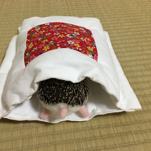 ハリネズミの布団 「おふとんねる」赤 桜 和柄 寝袋 ペットと ハリネズミの布団 「おふとんねる」赤 桜 和柄 寝袋 ペットと