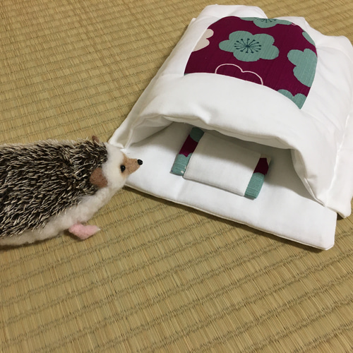 おふとんねる ハリネズミ 布団 寝袋 和柄 梅 紫 クッション