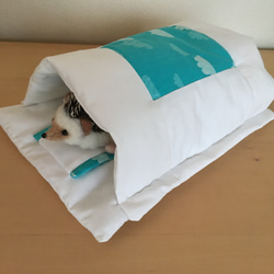 ハリネズミの布団「おふとんねる」ちりめん赤花 寝袋 寝床