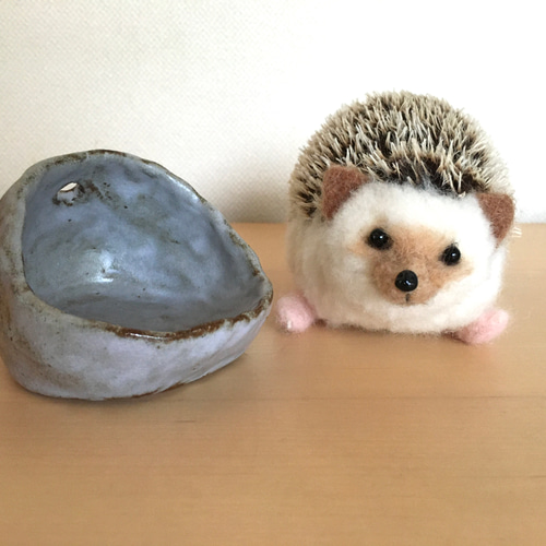 ハリネズミ 餌皿 ねずみ色 グレー 粘土 陶器 陶土 はりねずみ 穴
