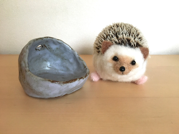ハリネズミ 餌皿 ねずみ色 グレー 粘土 陶器 陶土 はりねずみ 穴 ハリネズミ 餌皿 ねずみ色 グレー 粘土 陶器 陶土 はりねずみ 穴
