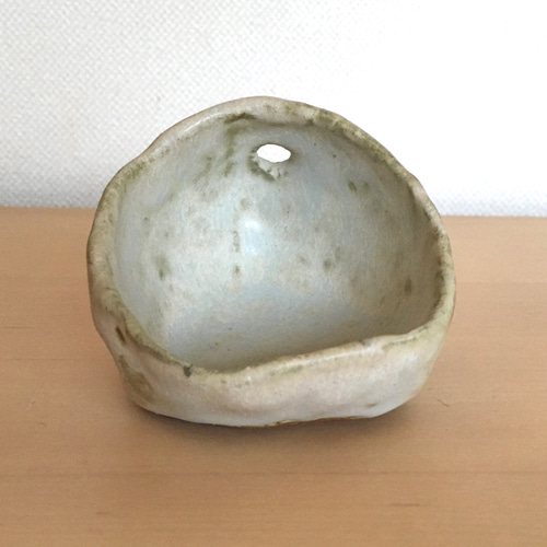 ハリネズミ 餌入れ 餌皿 はりねずみ 陶器 粘土 ベージュ 穴あき ハリネズミ 餌入れ 餌皿 はりねずみ 陶器 粘土 ベージュ 穴あき