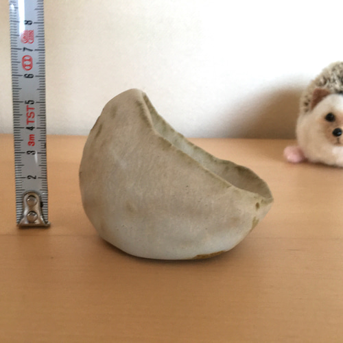 ハリネズミ 餌入れ 餌皿 はりねずみ 陶器 粘土 ベージュ 穴あき 赤土