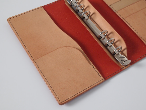 革のシステム手帳　手染め手縫い　レッド/赤　「バイブル/B6」サイズ　６穴 6枚目の画像