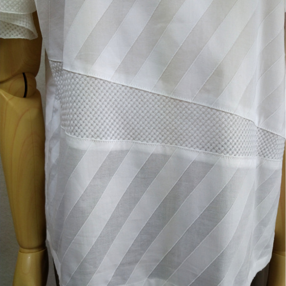 フレアー袖の白いブラウス　二種類の素材使い 4枚目の画像