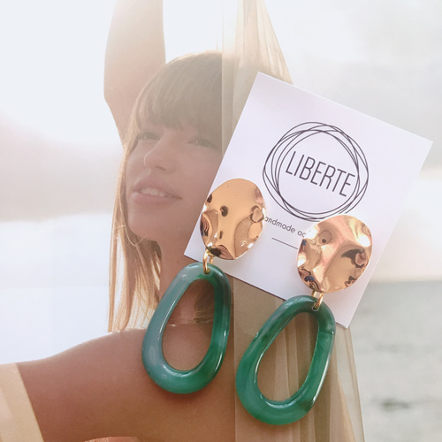 メタル×オーバルフレームの大ぶりピアス（グリーン） ピアス（その他