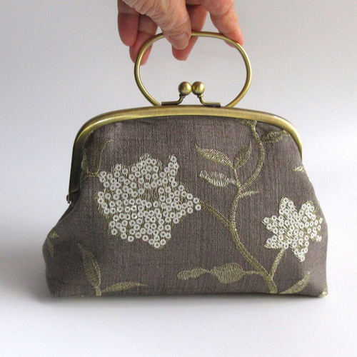 がま口型ポーチバッグ；白のスパンコール刺繍（ドイツ製