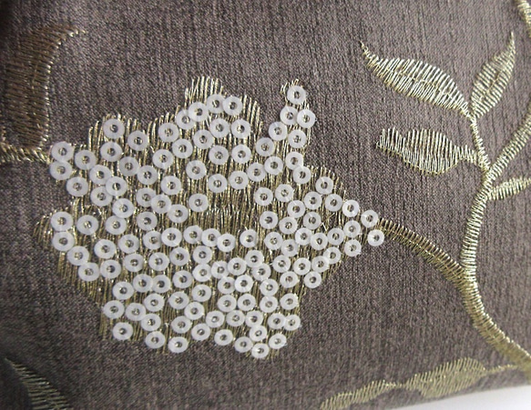 がま口型ポーチバッグ；白のスパンコール刺繍（ドイツ製） 3枚目の画像