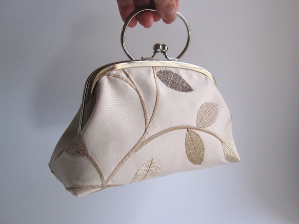 英国製・木の葉の花刺繍・がま口型ポーチバッグ 1枚目の画像