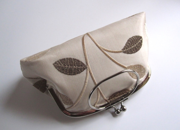 英国製・木の葉の花刺繍・がま口型ポーチバッグ 2枚目の画像