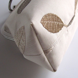 英国製・木の葉の花刺繍・がま口型ポーチバッグ 3枚目の画像