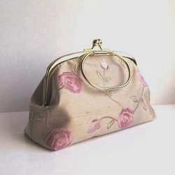 薔薇の刺繍・がま口型ポーチバッグ　（スエーデン製ファヴリック） 2枚目の画像