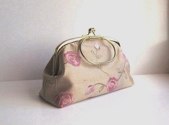 薔薇の刺繍・がま口型ポーチバッグ　（スエーデン製ファヴリック） 2枚目の画像