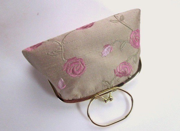 薔薇の刺繍・がま口型ポーチバッグ　（スエーデン製ファヴリック） 3枚目の画像