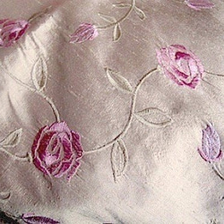 薔薇の刺繍・がま口型ポーチバッグ　（スエーデン製ファヴリック） 5枚目の画像