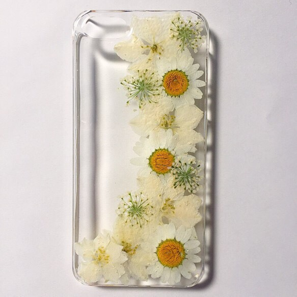 ✳︎期間限定送料無料✳︎白いお花の押し花iPhoneケース 6.6s専用 1枚目の画像
