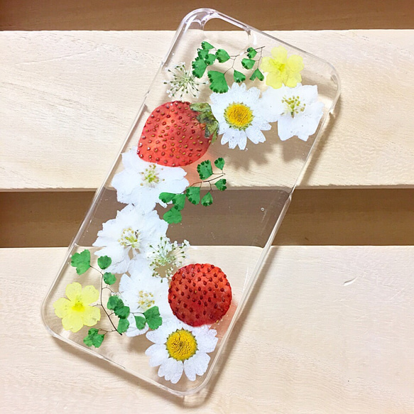 春が来た 果物 いちごの押し花 iPhoneケース 4枚目の画像