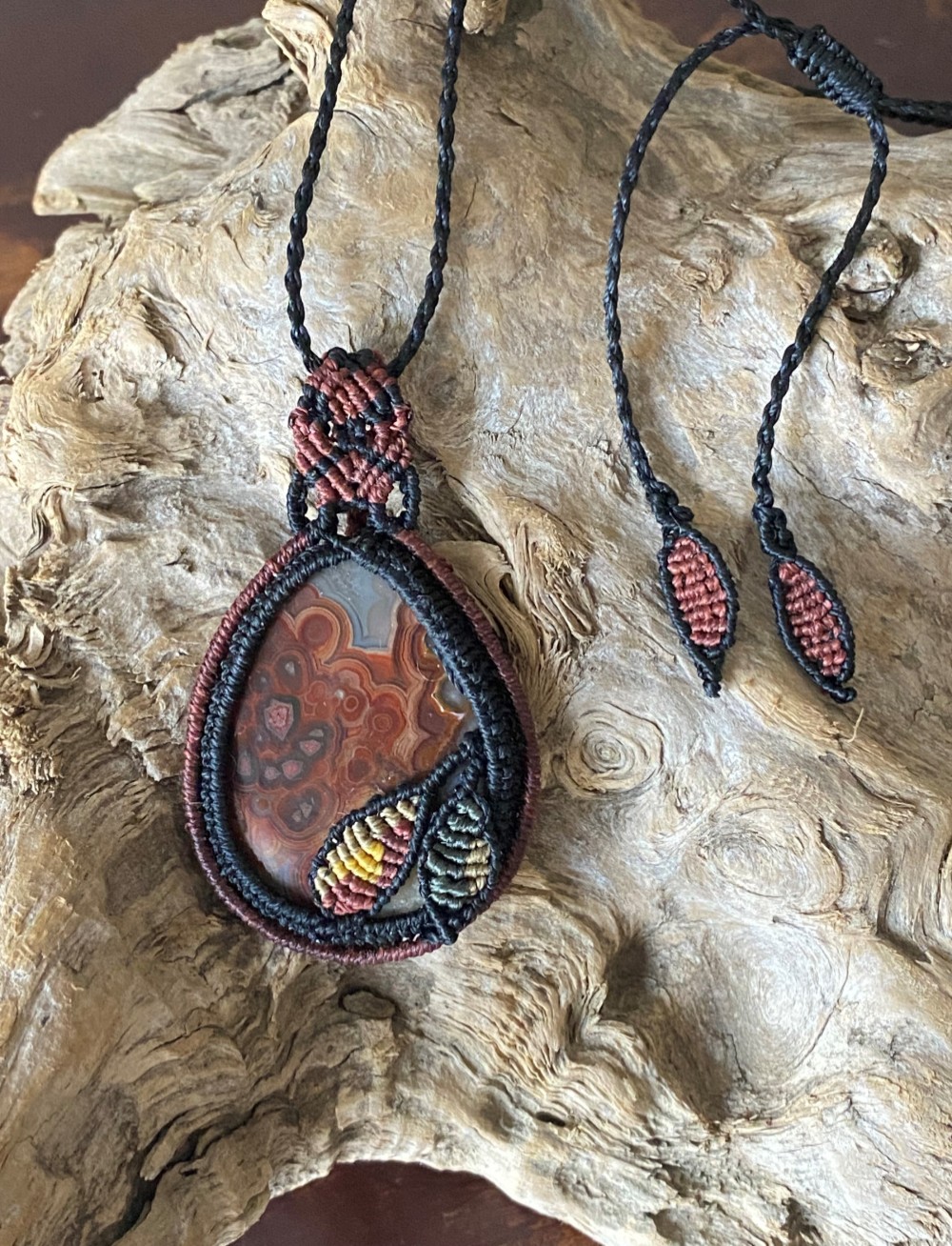 牡丹が咲くクレイジーレースアゲート ペンダント 01 マクラメネックレス 天然石