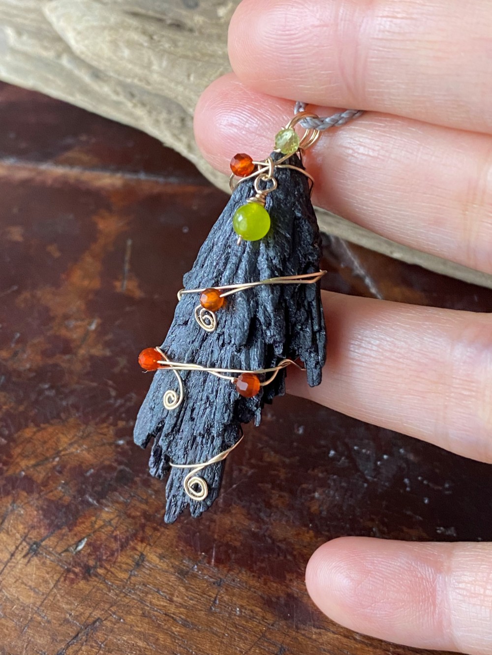 ブラックカイヤナイト 14kgf ゴールドワイヤー ペンダント マクラメネックレス 02 天然石