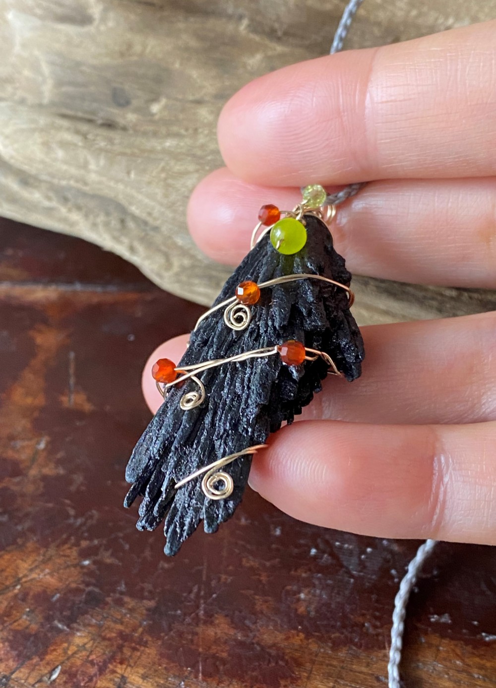 ブラックカイヤナイト 14kgf ゴールドワイヤー ペンダント マクラメネックレス 02 天然石