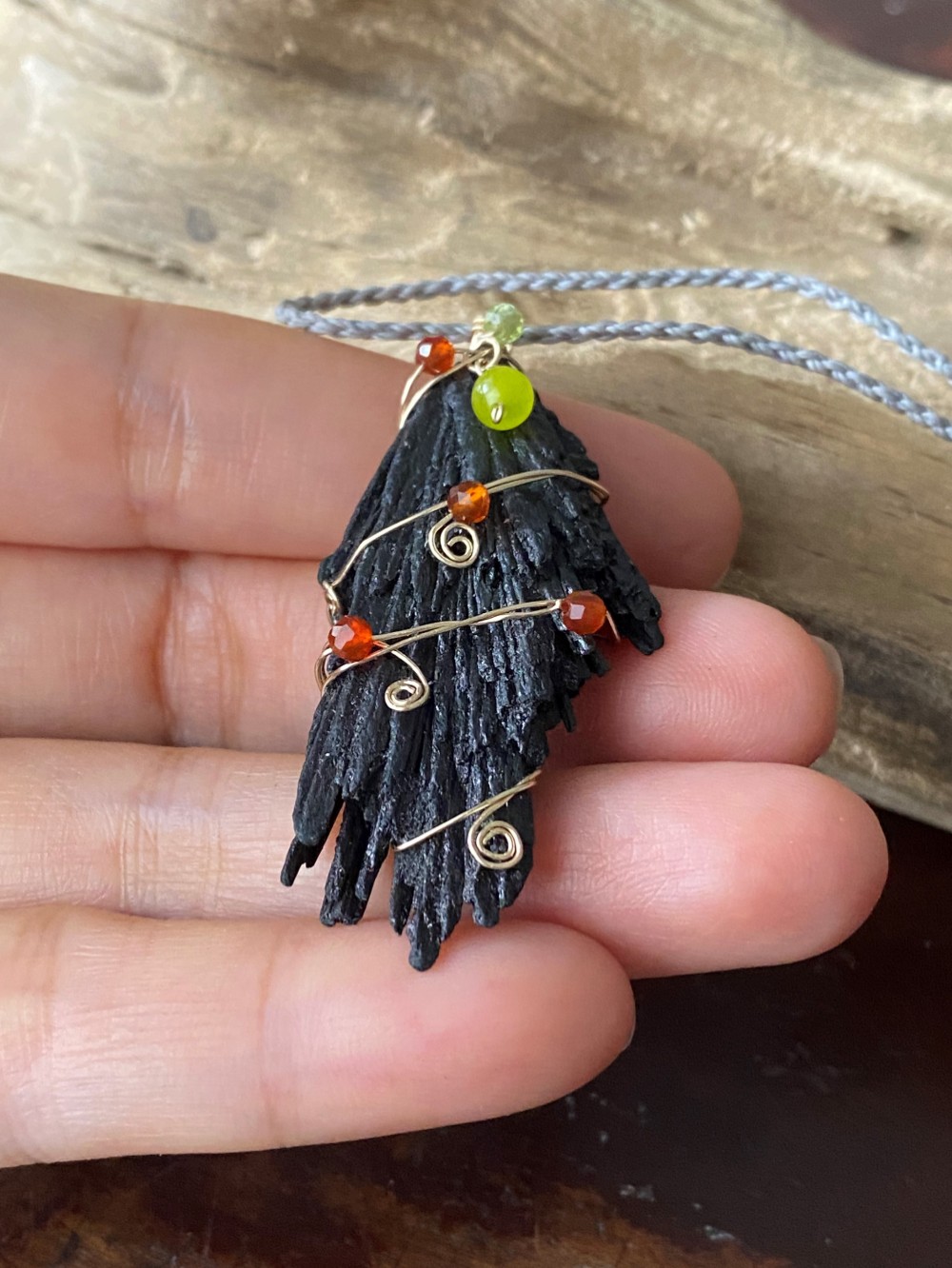 ブラックカイヤナイト 14kgf ゴールドワイヤー ペンダント マクラメネックレス 02 天然石