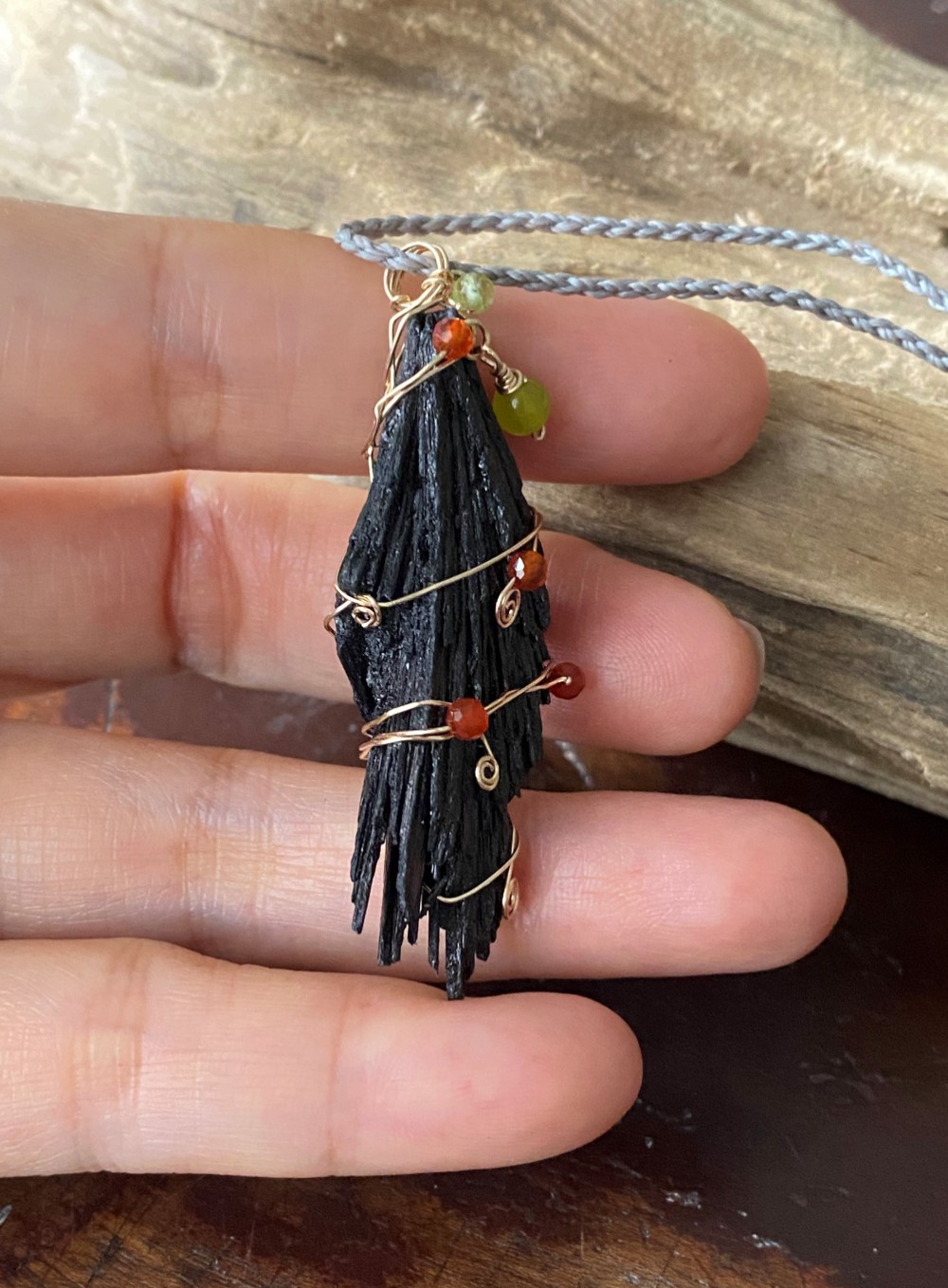 ブラックカイヤナイト 14kgf ゴールドワイヤー ペンダント マクラメネックレス 02 天然石