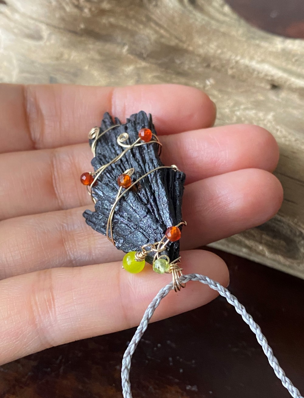 ブラックカイヤナイト 14kgf ゴールドワイヤー ペンダント マクラメネックレス 02 天然石