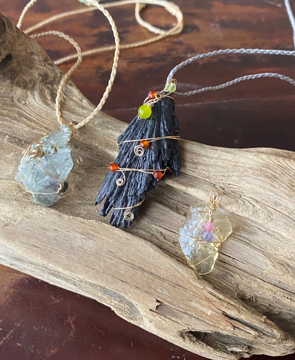 ブラックカイヤナイト 14kgf ゴールドワイヤー ペンダント マクラメネックレス 02 天然石