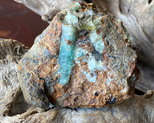 エメラルドの原石 母岩付きEmerald rough gemstone 01 天然石 天然色