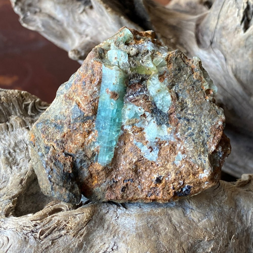 エメラルドの原石 母岩付きEmerald rough gemstone 01 天然石 天然色