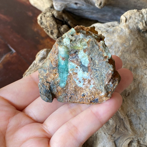 エメラルドの原石 母岩付きEmerald rough gemstone 01 天然石 天然色