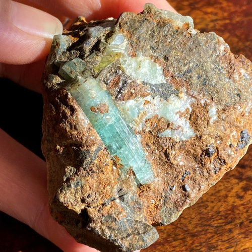 エメラルドの原石 母岩付きEmerald rough gemstone 01 天然石 天然色